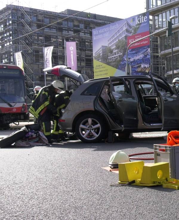 Feuerwehrleute im Einsatz nach einem Unfall in Köln-Ossendorf.