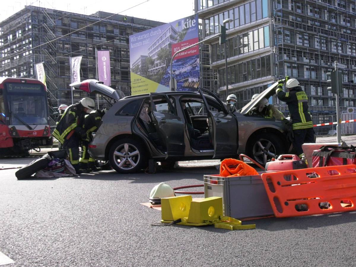 Feuerwehrleute im Einsatz nach einem Unfall in Köln-Ossendorf.