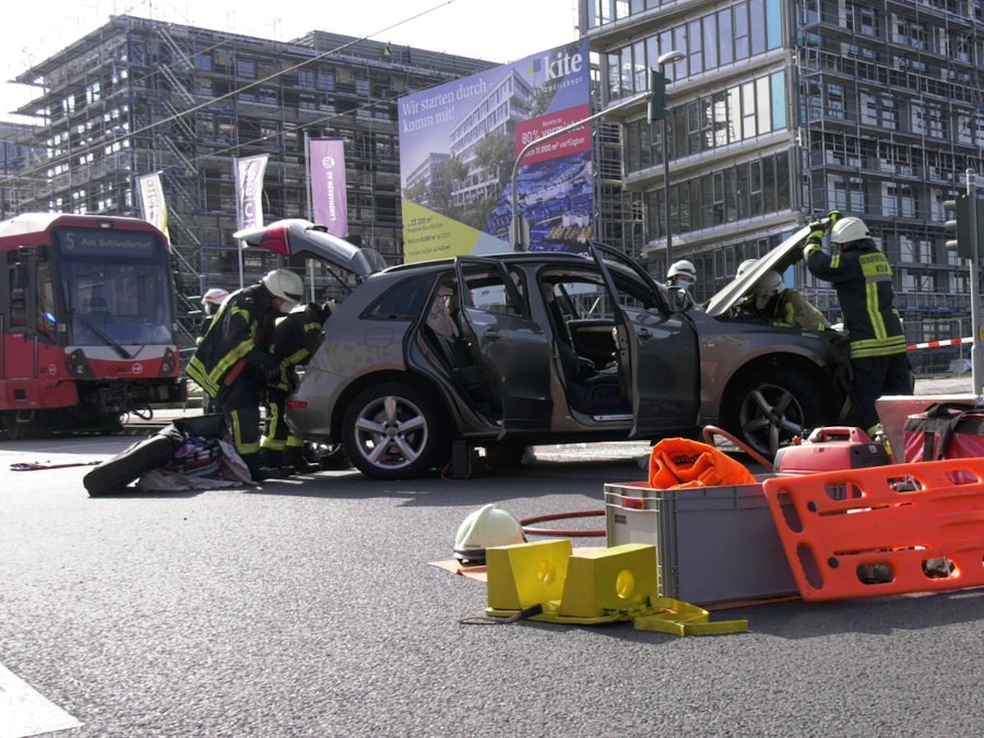 Feuerwehrleute im Einsatz nach einem Unfall in Köln-Ossendorf.