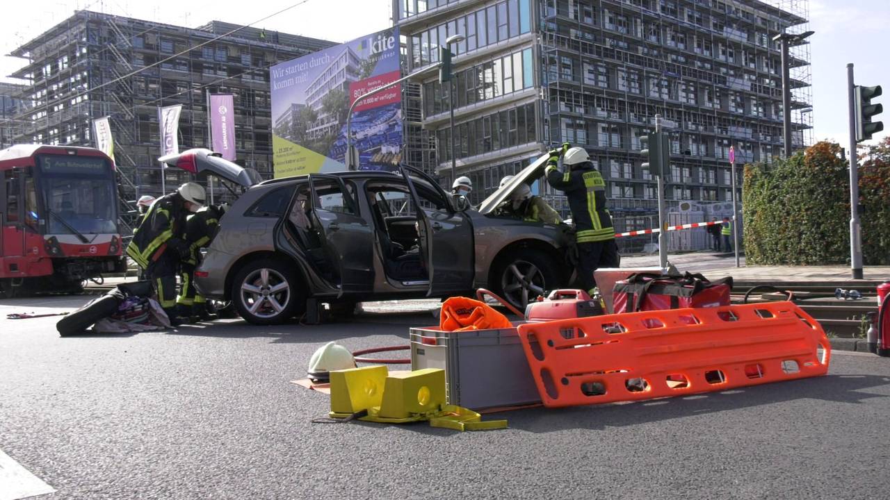Feuerwehrleute im Einsatz nach einem Unfall in Köln-Ossendorf.
