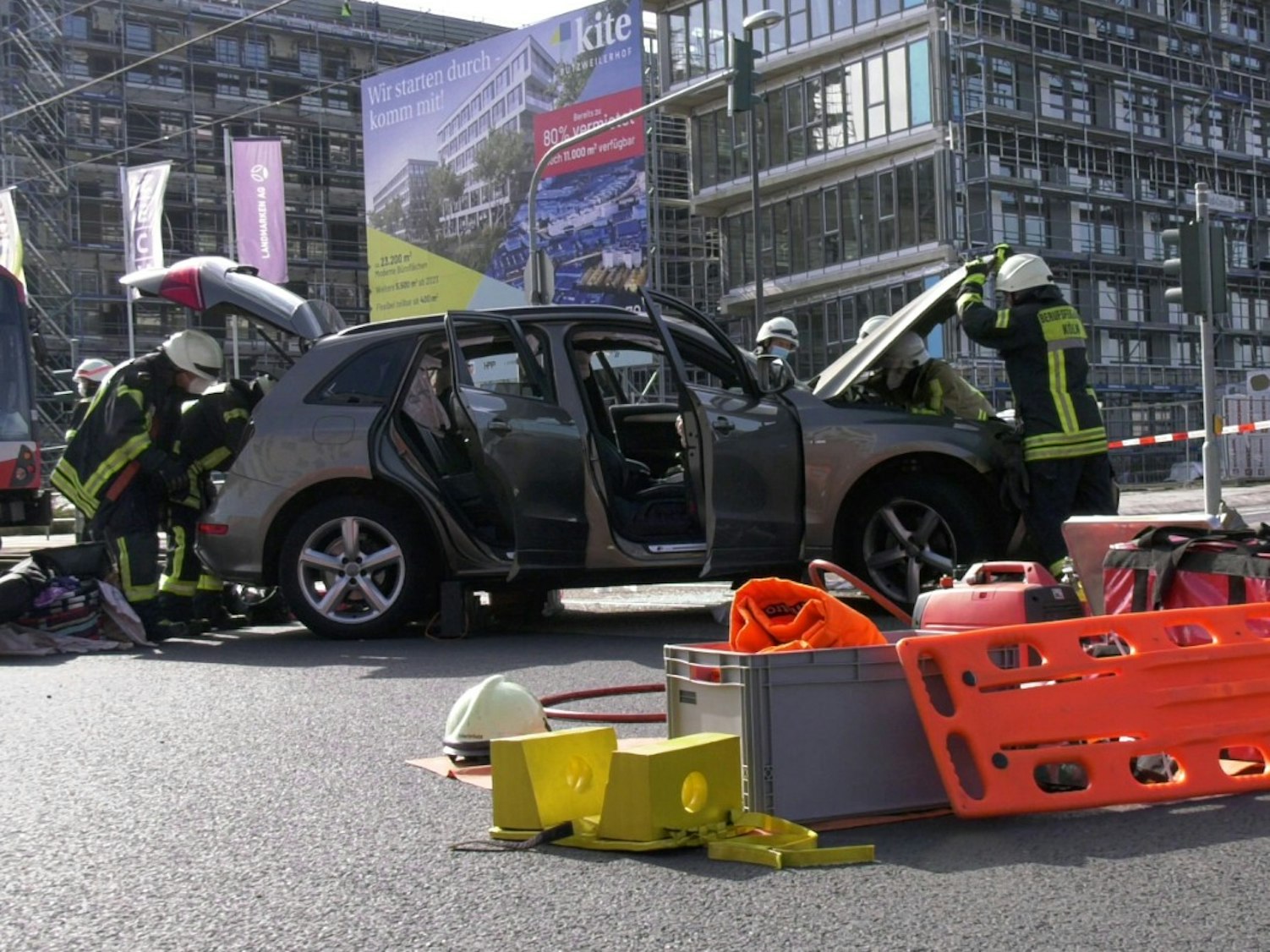 Feuerwehrleute im Einsatz nach einem Unfall in Köln-Ossendorf.