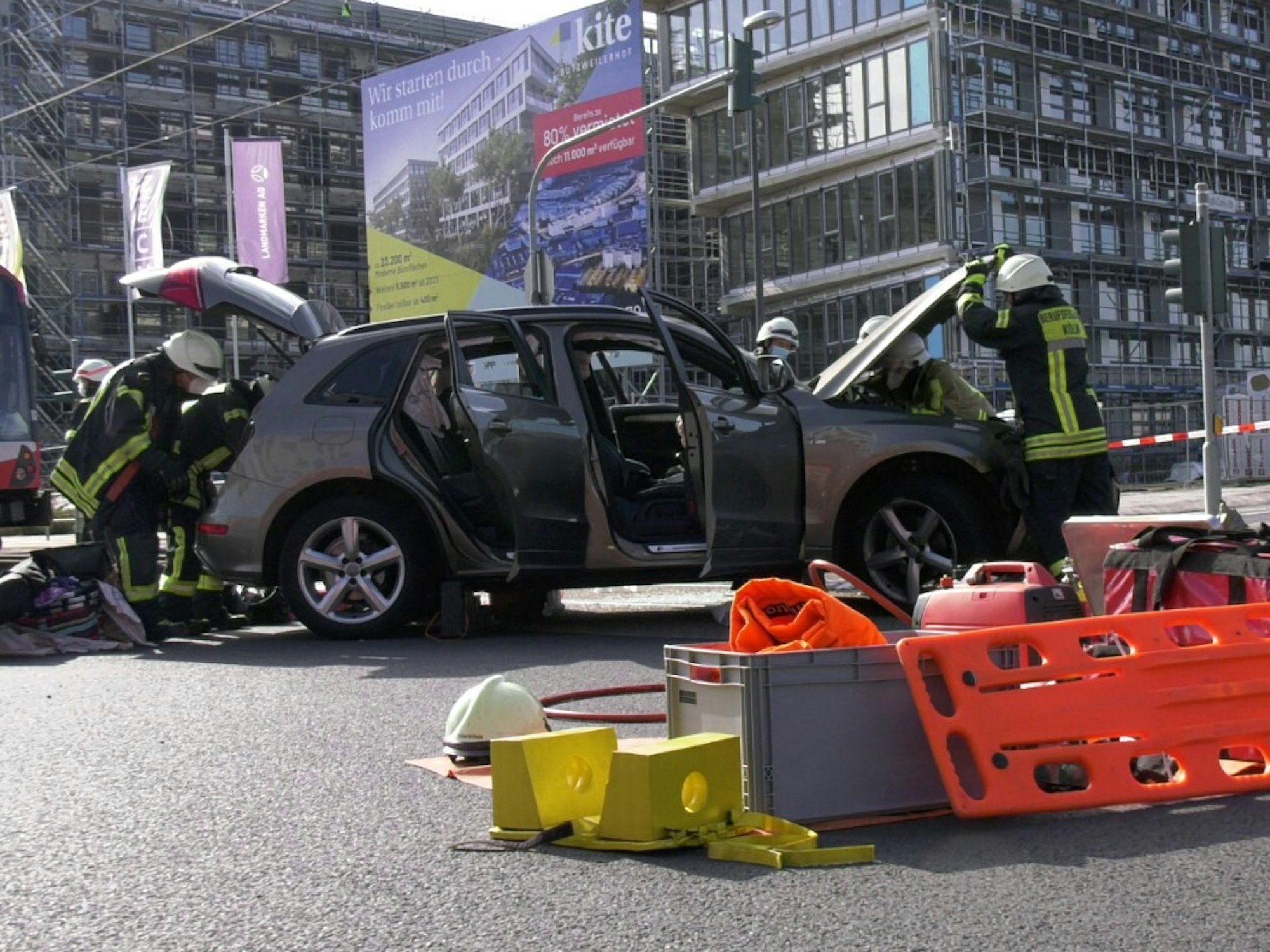 Feuerwehrleute im Einsatz nach einem Unfall in Köln-Ossendorf.