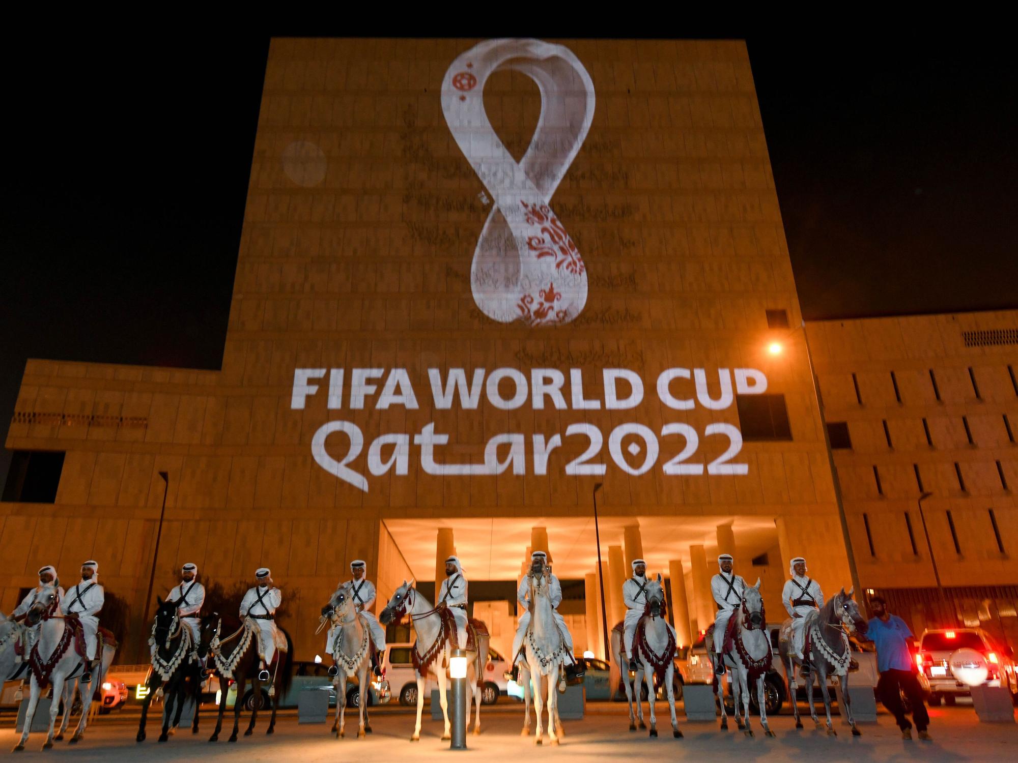 An die Fassade des Gebäudes in Souq Waqif Doha, der Hauptstadt von Katar, wird das Logo der Fußball-Weltmeisterschaft in Katar 2022 projeziert