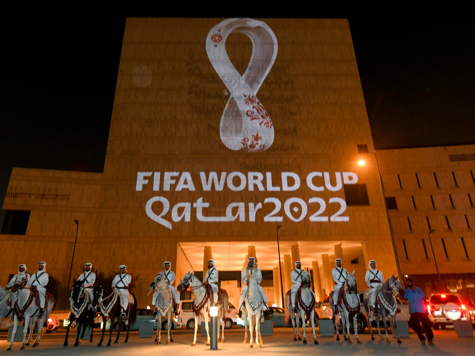 An die Fassade des Gebäudes in Souq Waqif Doha, der Hauptstadt von Katar, wird das Logo der Fußball-Weltmeisterschaft in Katar 2022 projeziert