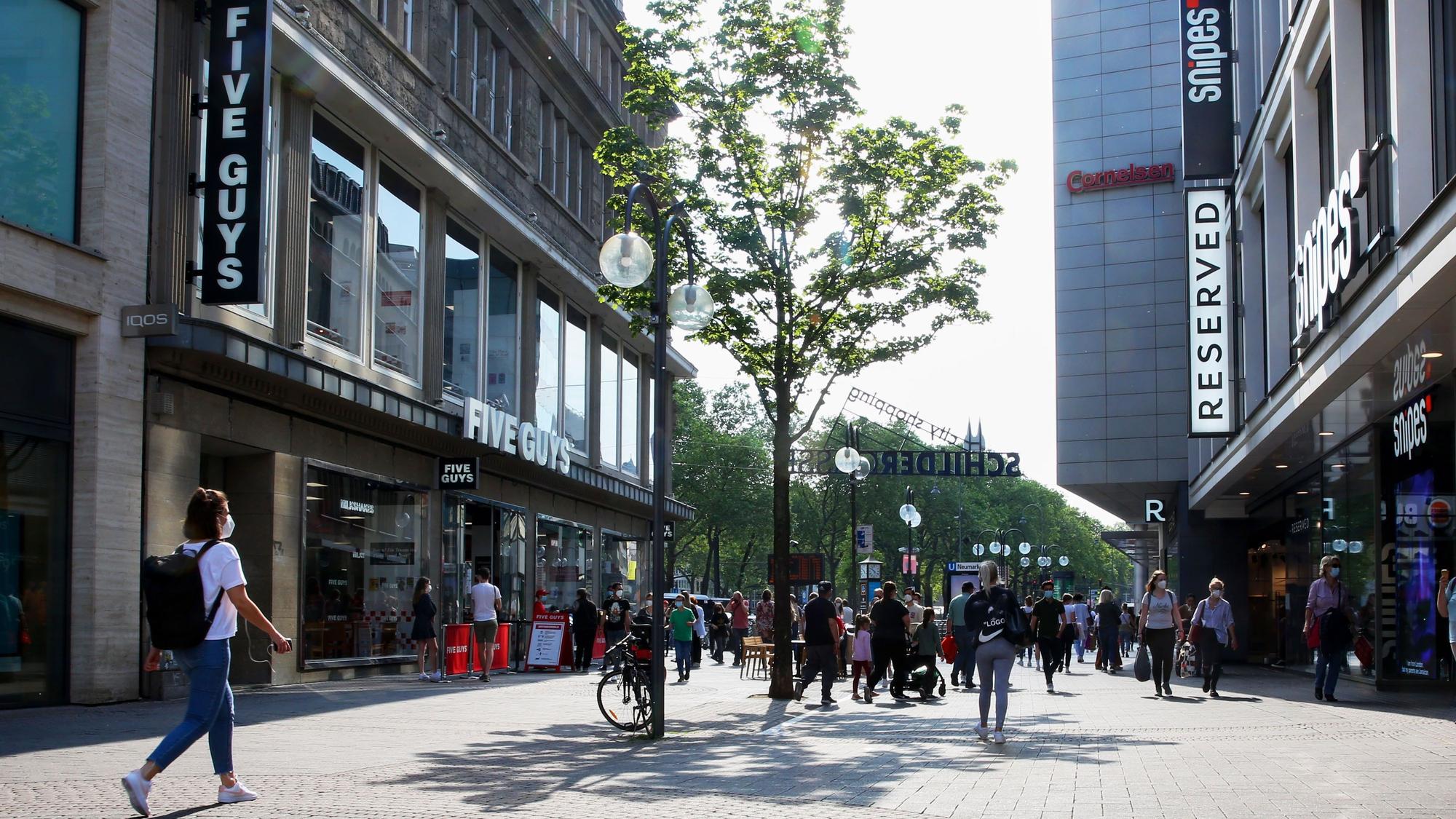Menschen gehen über die Schildergasse in Köln.