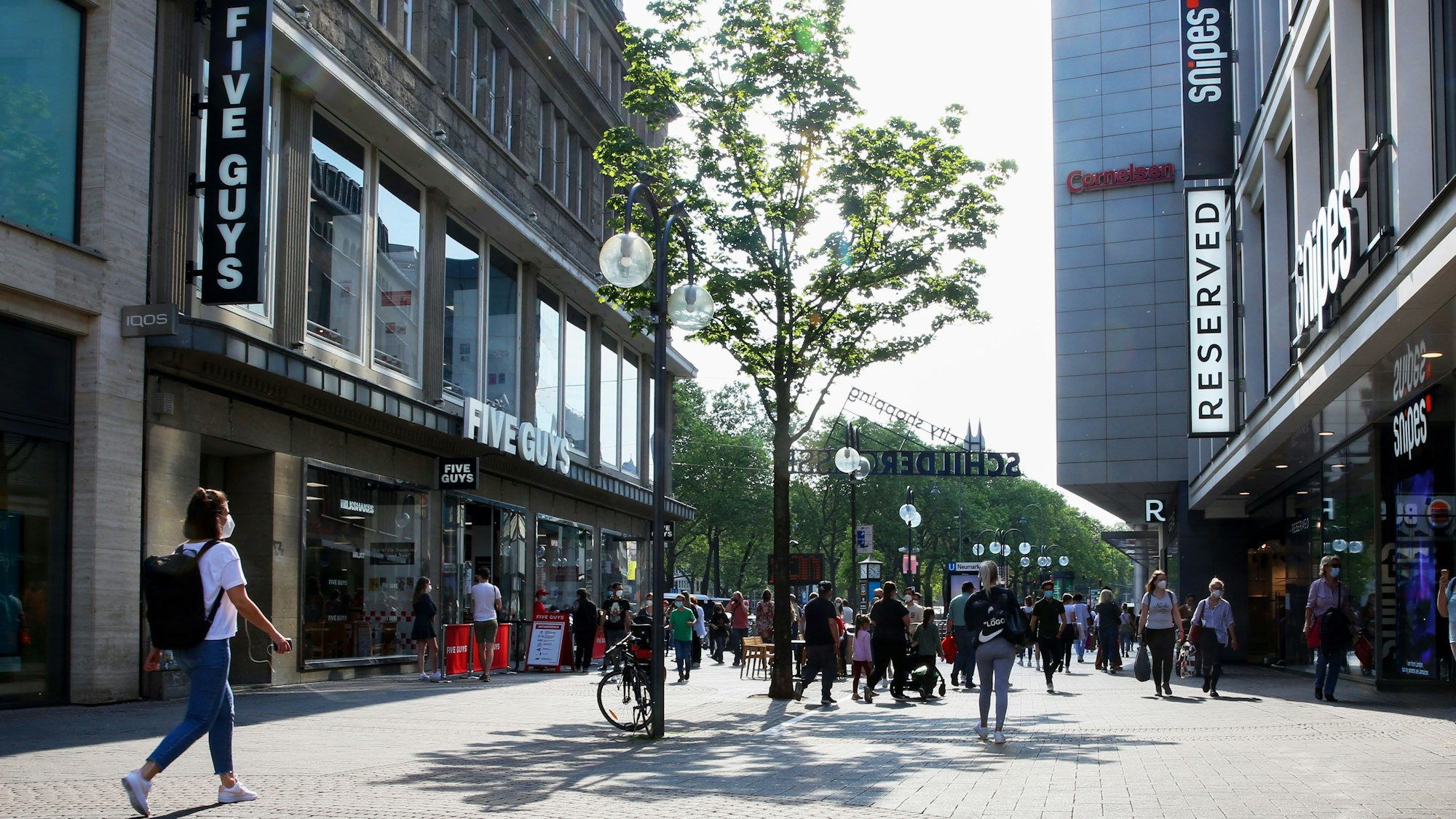 Menschen gehen über die Schildergasse in Köln.