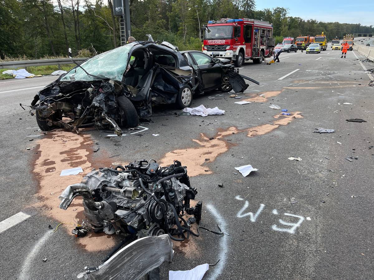 Der Motor eines der an dem Unfall auf der A5 in Hessen beteiligten Wagen wurde aus dem Fahrzeug gerissen.
