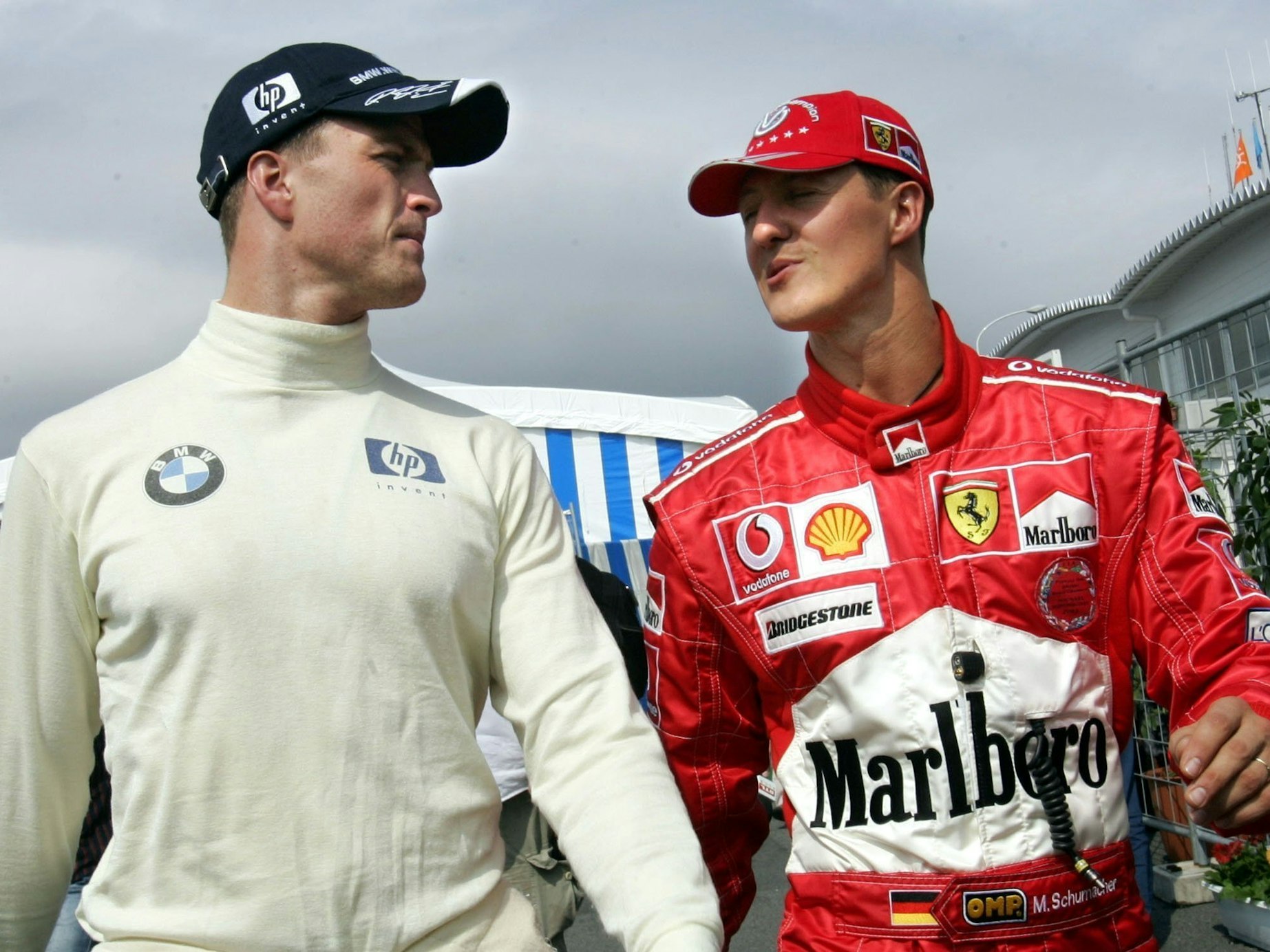 Der deutsche Formel-1-Pilot Ralf Schumacher und sein Bruder Michael unterhalten sich nach dem Qualifikationstraining zum Großen Preis von Japan am 10.10.2004 in Suzuka.