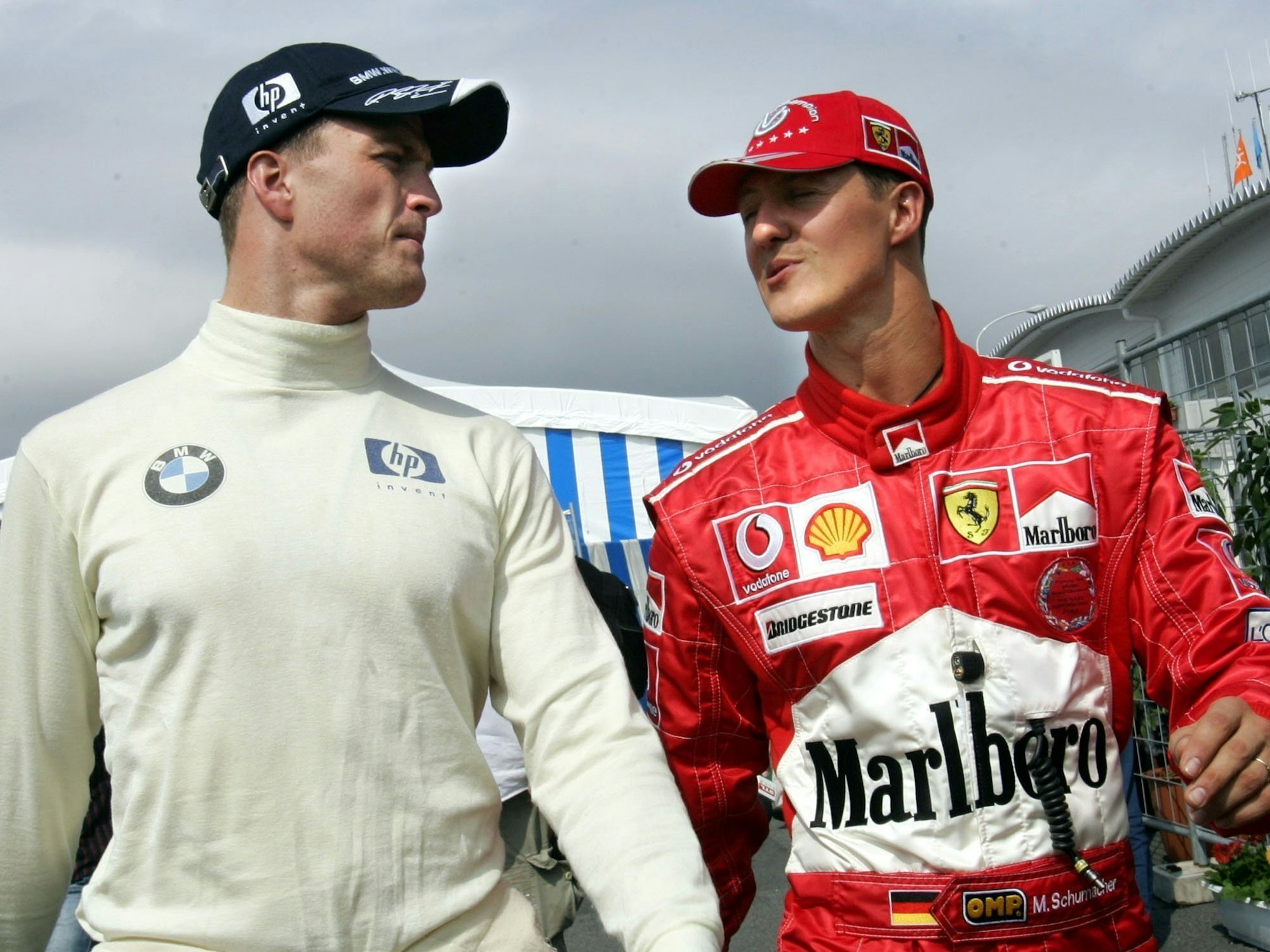 Der deutsche Formel-1-Pilot Ralf Schumacher und sein Bruder Michael unterhalten sich nach dem Qualifikationstraining zum Großen Preis von Japan am 10.10.2004 in Suzuka.