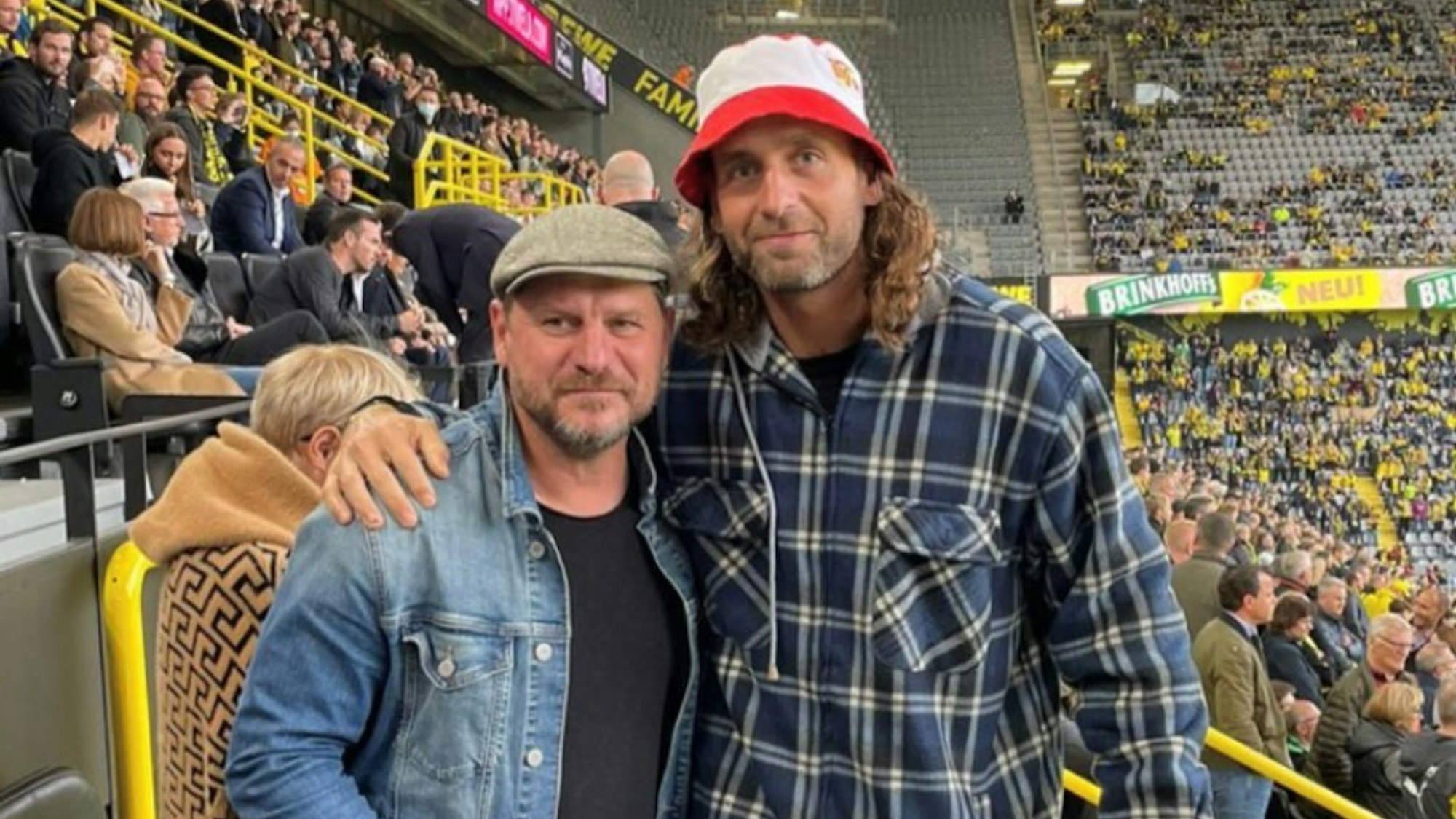 Kölns Trainer Steffen Baumgart mit Handball-Torwart Silvio Heinevetter.