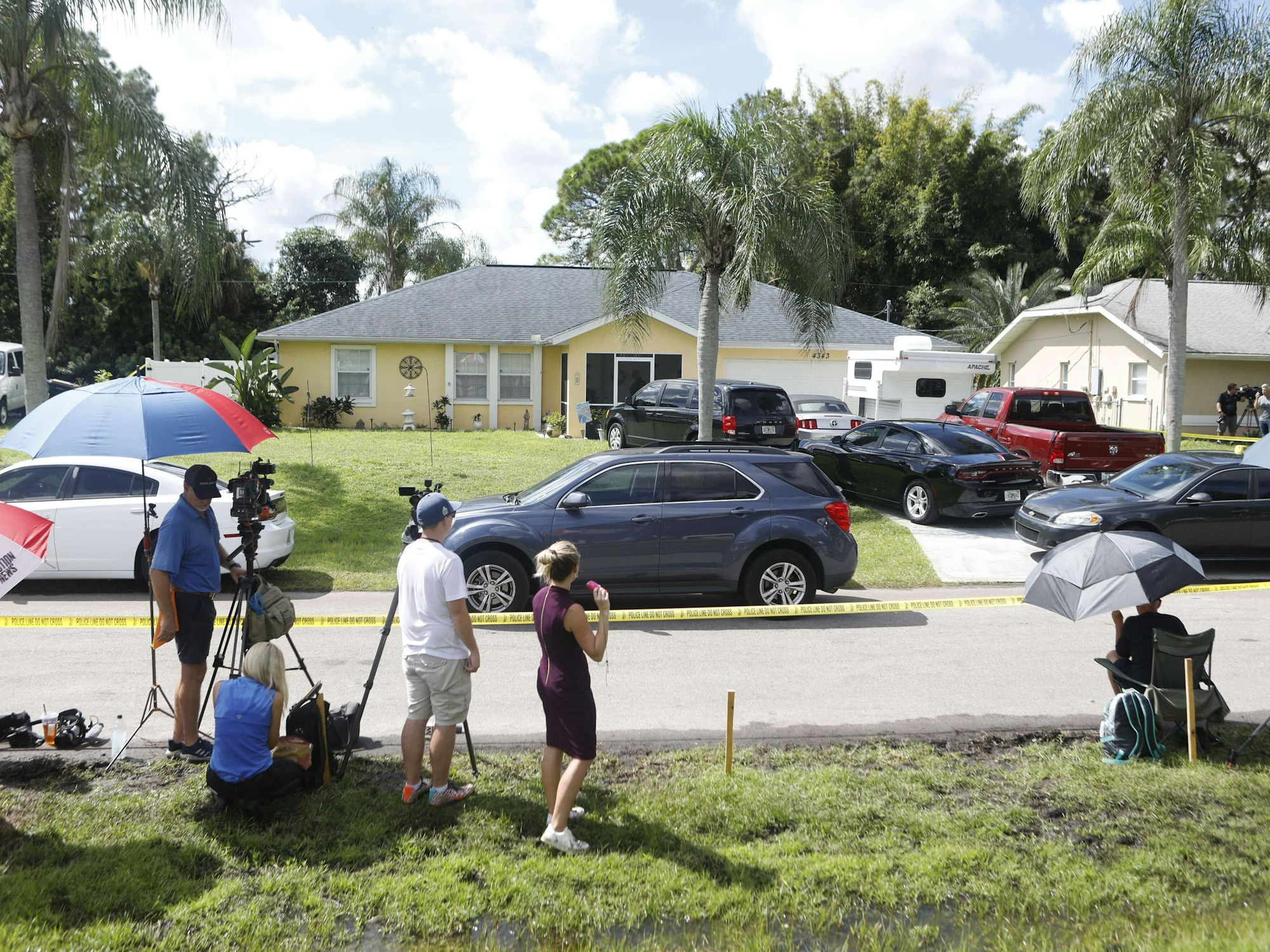 Journalisten verfolgen am Montag (20. September) die Durchsuchung des Hauses von Brian Laundrie, dem Freund der Vermissten.
