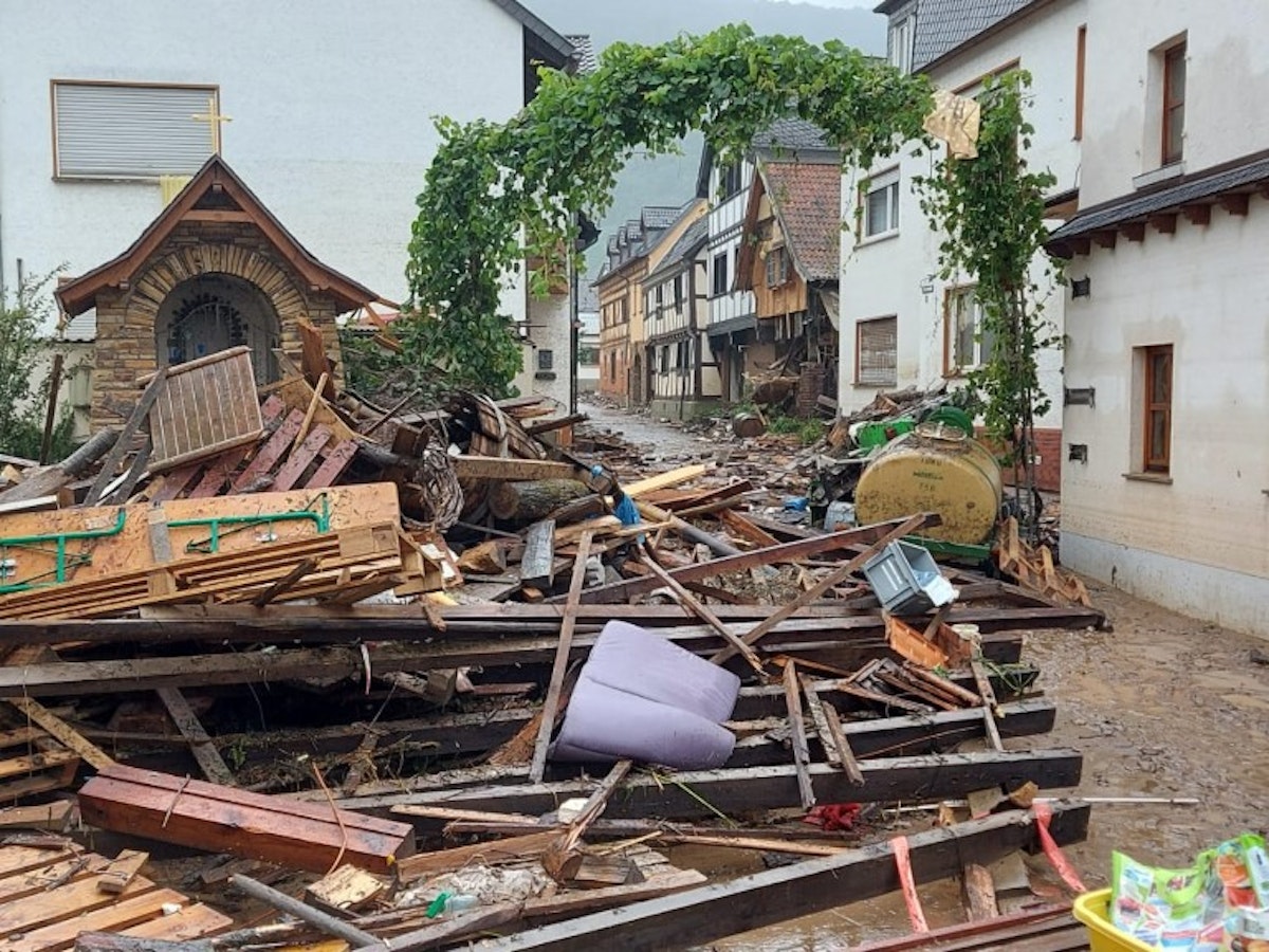 Hauptstraße in Dernau unmittelbar nach der Flut.