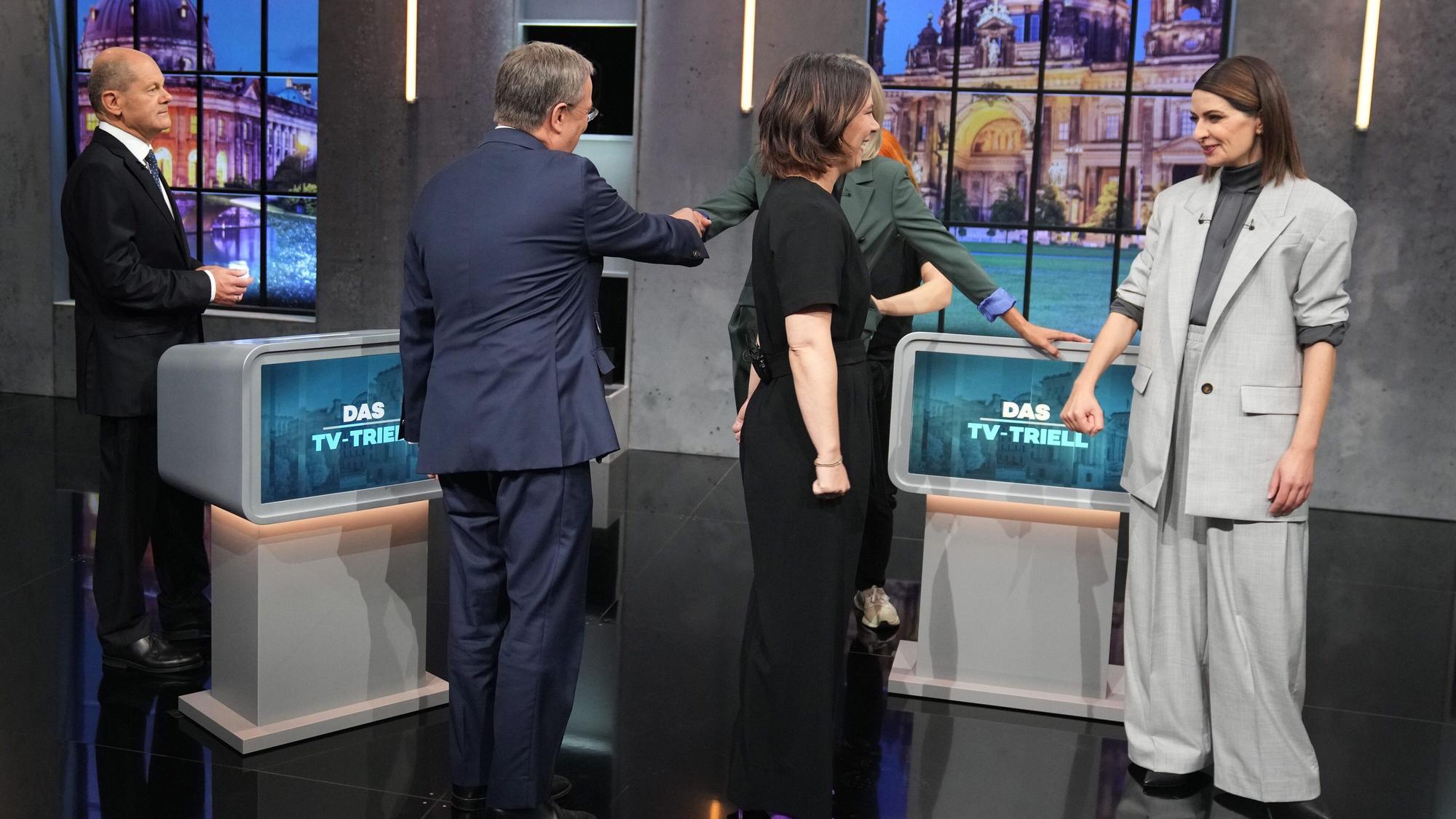Olaf Scholz (l-r), SPD-Spitzenkandidat, Annalena Baerbock, Spitzenkandidatin von Bündnis 90/Die Grünen und Armin Laschet, Spitzenkandidat von CDU/CSU, beim TV-Triell von ProSieben und Sat.1. Linda Zervakis (r.) wird für ihren „Micky Maus“-Coup gefeiert.