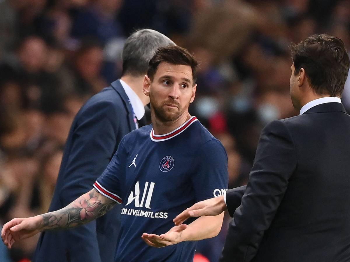Lionel Messi geht an PSG-Trainer Mauricio Pochettino vorbei.