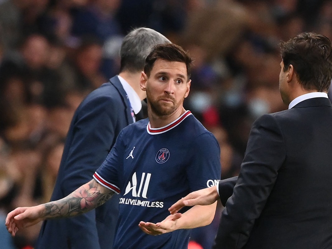 Lionel Messi geht an PSG-Trainer Mauricio Pochettino vorbei.