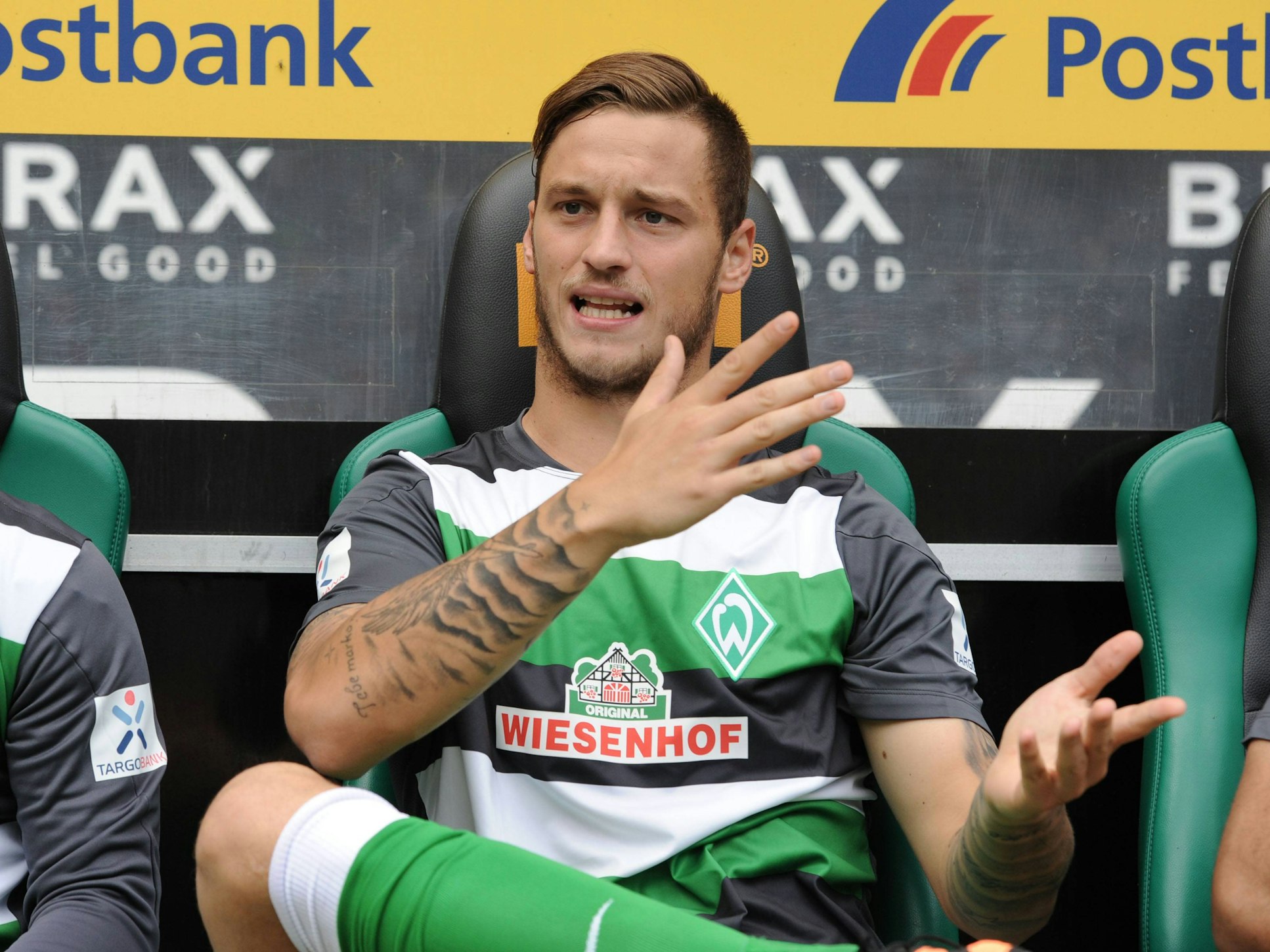 Marko Arnautovic sitzt auf der Ersatzbank und gestikuliert.