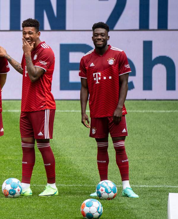 Ron-Thorben Hoffmann und die Spieler Josip Stanisic, Chris Richards und Alphonso Davies lachen auf dem Platz in der Allianz Arena