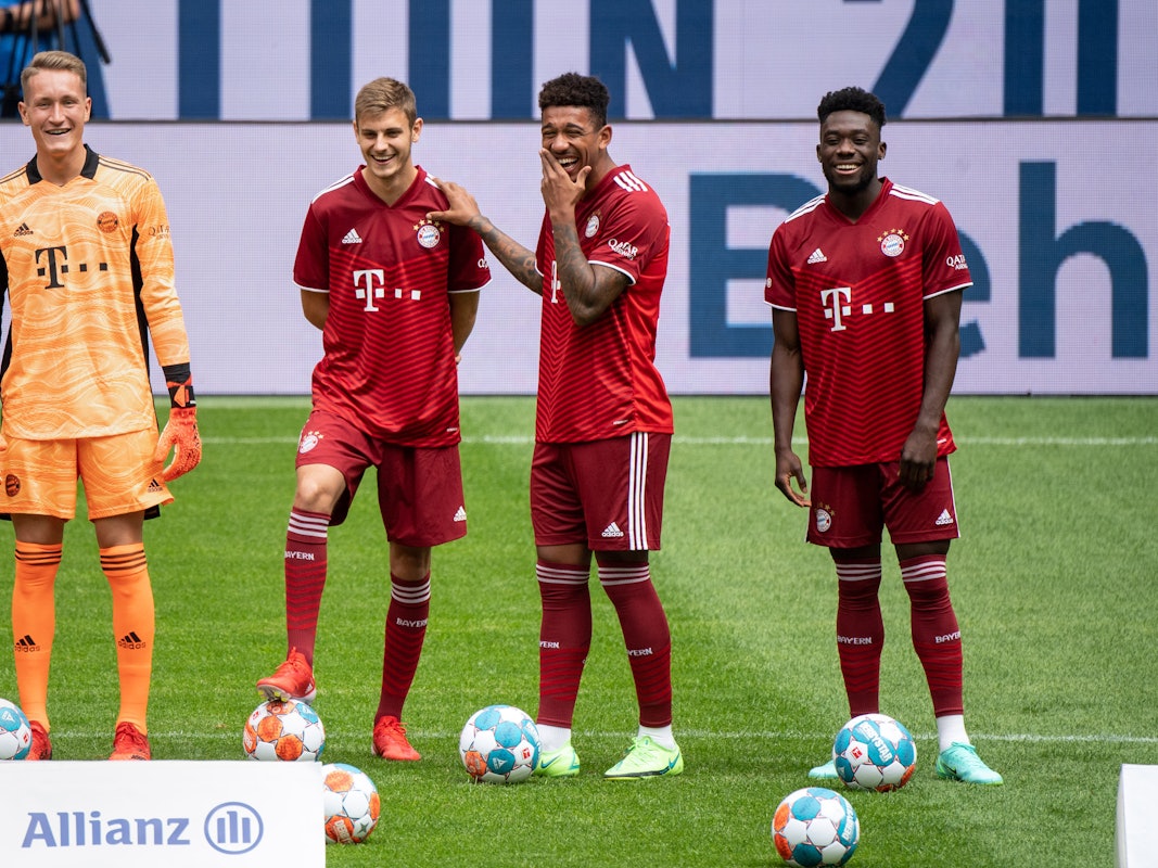Ron-Thorben Hoffmann und die Spieler Josip Stanisic, Chris Richards und Alphonso Davies lachen auf dem Platz in der Allianz Arena