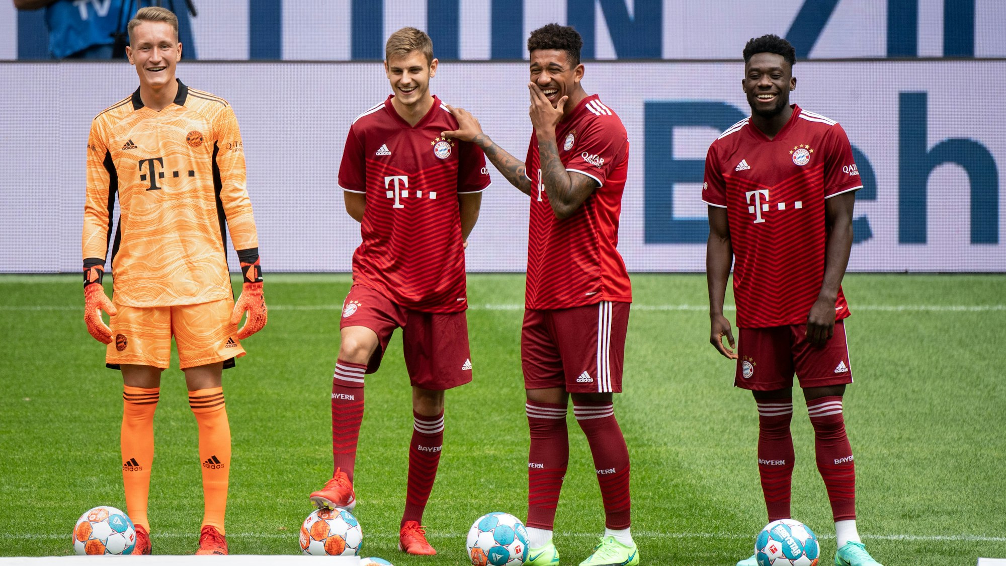 Ron-Thorben Hoffmann und die Spieler Josip Stanisic, Chris Richards und Alphonso Davies lachen auf dem Platz in der Allianz Arena