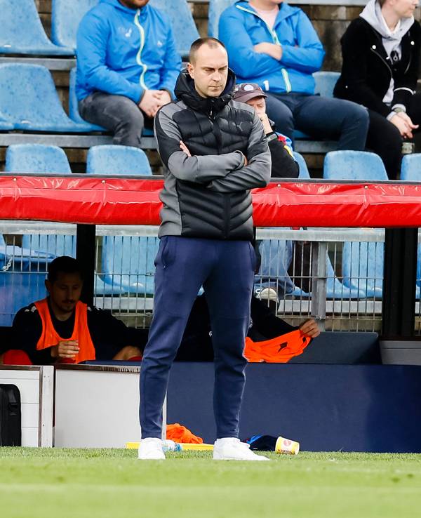 18.09.2021, Schleswig-Holstein, Kiel: Fußball: 2. Bundesliga, Holstein Kiel - Hannover 96, 7. Spieltag, Holstein-Stadion. Kiels Trainer Ole Werner steht an der Seitenlinie. Foto: Frank Molter/dpa - WICHTIGER HINWEIS: Gemäß den Vorgaben der DFL Deutsche Fußball Liga bzw. des DFB Deutscher Fußball-Bund ist es untersagt, in dem Stadion und/oder vom Spiel angefertigte Fotoaufnahmen in Form von Sequenzbildern und/oder videoähnlichen Fotostrecken zu verwerten bzw. verwerten zu lassen. +++ dpa-Bildfunk +++