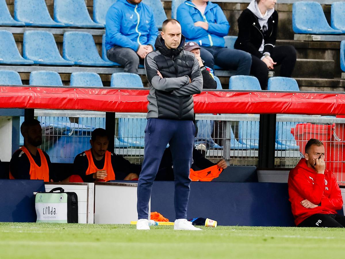 18.09.2021, Schleswig-Holstein, Kiel: Fußball: 2. Bundesliga, Holstein Kiel - Hannover 96, 7. Spieltag, Holstein-Stadion. Kiels Trainer Ole Werner steht an der Seitenlinie. Foto: Frank Molter/dpa - WICHTIGER HINWEIS: Gemäß den Vorgaben der DFL Deutsche Fußball Liga bzw. des DFB Deutscher Fußball-Bund ist es untersagt, in dem Stadion und/oder vom Spiel angefertigte Fotoaufnahmen in Form von Sequenzbildern und/oder videoähnlichen Fotostrecken zu verwerten bzw. verwerten zu lassen. +++ dpa-Bildfunk +++