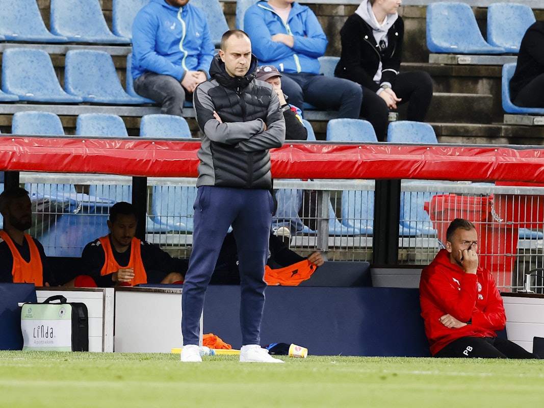 18.09.2021, Schleswig-Holstein, Kiel: Fußball: 2. Bundesliga, Holstein Kiel - Hannover 96, 7. Spieltag, Holstein-Stadion. Kiels Trainer Ole Werner steht an der Seitenlinie. Foto: Frank Molter/dpa - WICHTIGER HINWEIS: Gemäß den Vorgaben der DFL Deutsche Fußball Liga bzw. des DFB Deutscher Fußball-Bund ist es untersagt, in dem Stadion und/oder vom Spiel angefertigte Fotoaufnahmen in Form von Sequenzbildern und/oder videoähnlichen Fotostrecken zu verwerten bzw. verwerten zu lassen. +++ dpa-Bildfunk +++