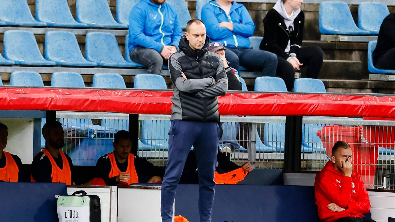 18.09.2021, Schleswig-Holstein, Kiel: Fußball: 2. Bundesliga, Holstein Kiel - Hannover 96, 7. Spieltag, Holstein-Stadion. Kiels Trainer Ole Werner steht an der Seitenlinie. Foto: Frank Molter/dpa - WICHTIGER HINWEIS: Gemäß den Vorgaben der DFL Deutsche Fußball Liga bzw. des DFB Deutscher Fußball-Bund ist es untersagt, in dem Stadion und/oder vom Spiel angefertigte Fotoaufnahmen in Form von Sequenzbildern und/oder videoähnlichen Fotostrecken zu verwerten bzw. verwerten zu lassen. +++ dpa-Bildfunk +++
