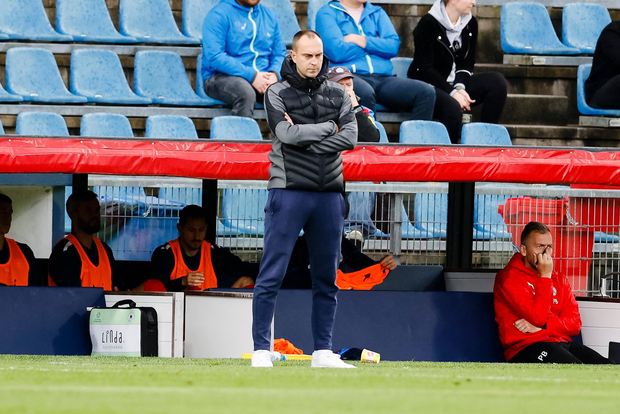 18.09.2021, Schleswig-Holstein, Kiel: Fußball: 2. Bundesliga, Holstein Kiel - Hannover 96, 7. Spieltag, Holstein-Stadion. Kiels Trainer Ole Werner steht an der Seitenlinie. Foto: Frank Molter/dpa - WICHTIGER HINWEIS: Gemäß den Vorgaben der DFL Deutsche Fußball Liga bzw. des DFB Deutscher Fußball-Bund ist es untersagt, in dem Stadion und/oder vom Spiel angefertigte Fotoaufnahmen in Form von Sequenzbildern und/oder videoähnlichen Fotostrecken zu verwerten bzw. verwerten zu lassen. +++ dpa-Bildfunk +++