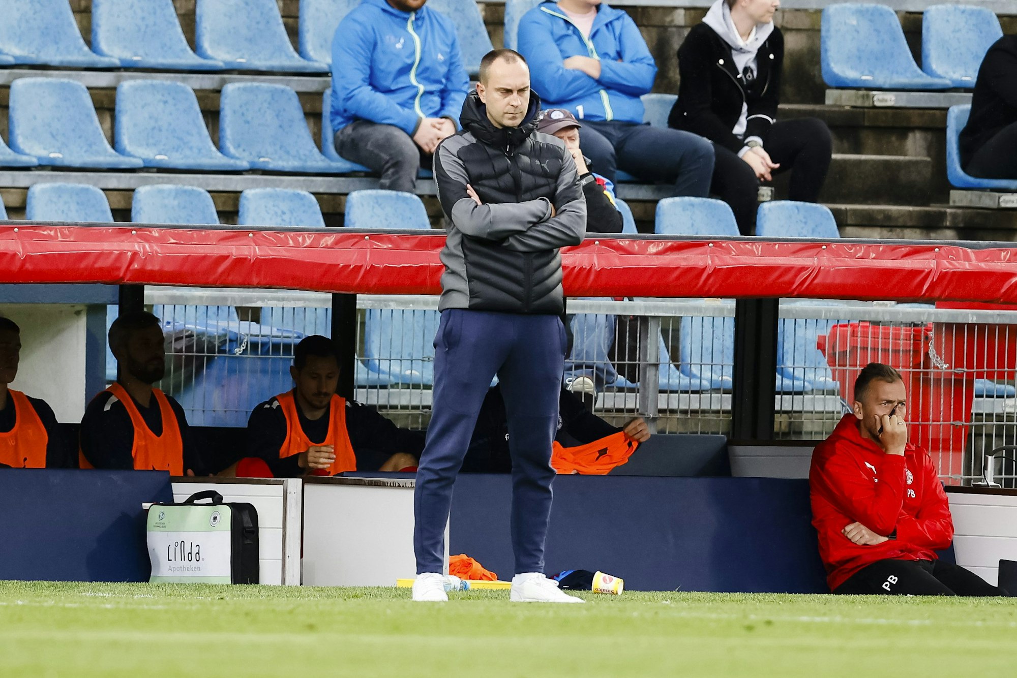 18.09.2021, Schleswig-Holstein, Kiel: Fußball: 2. Bundesliga, Holstein Kiel - Hannover 96, 7. Spieltag, Holstein-Stadion. Kiels Trainer Ole Werner steht an der Seitenlinie. Foto: Frank Molter/dpa - WICHTIGER HINWEIS: Gemäß den Vorgaben der DFL Deutsche Fußball Liga bzw. des DFB Deutscher Fußball-Bund ist es untersagt, in dem Stadion und/oder vom Spiel angefertigte Fotoaufnahmen in Form von Sequenzbildern und/oder videoähnlichen Fotostrecken zu verwerten bzw. verwerten zu lassen. +++ dpa-Bildfunk +++
