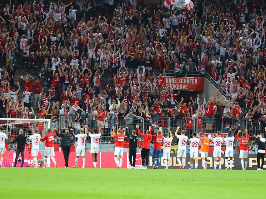Die Mannschaft des 1. FC Köln steht nach dem Spiel gegen RB Leipzig vor der Südkurve.