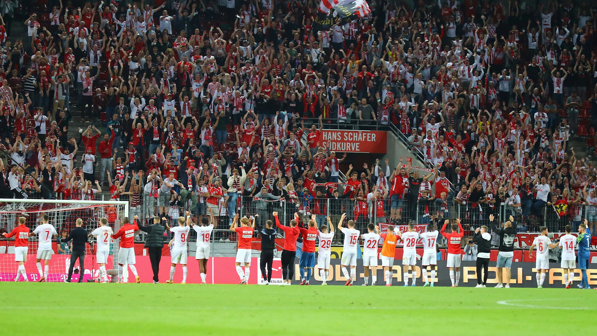 Die Mannschaft des 1. FC Köln steht nach dem Spiel gegen RB Leipzig vor der Südkurve.