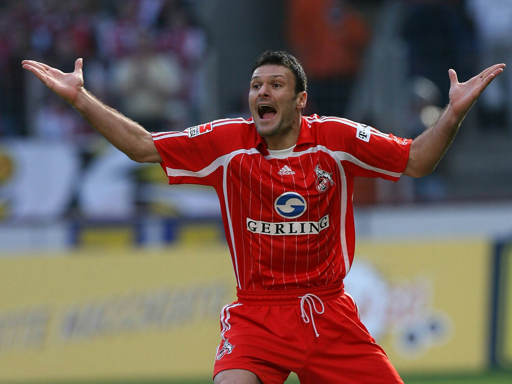 Alpay Özalan reißt den Mund auf und hebt fragend die Arme.