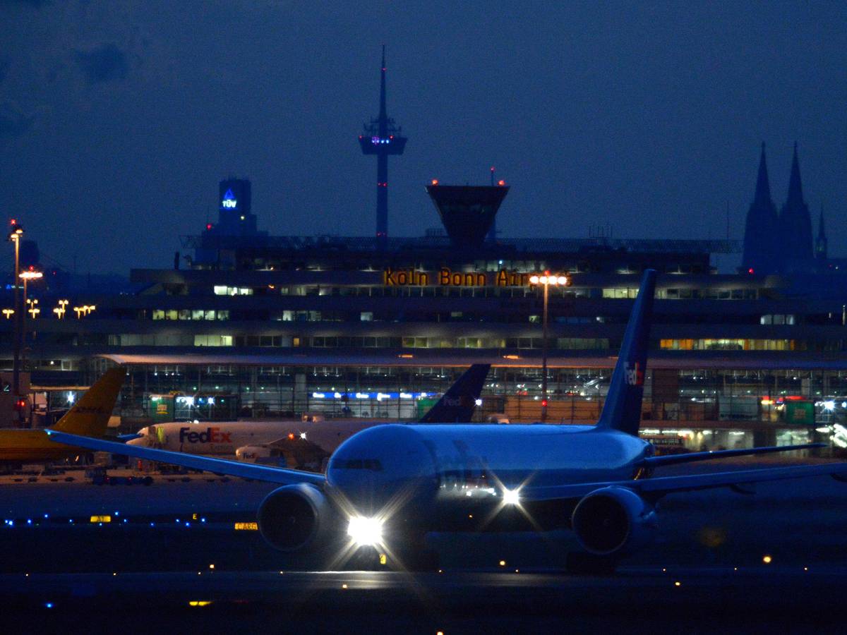 Ein Flugzeug startet am Donnerstag auf dem Flughafen Köln/Bonn.