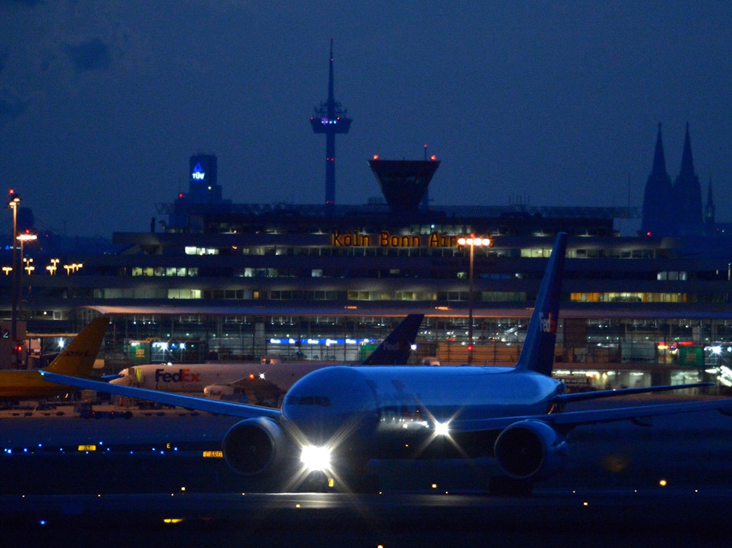 Ein Flugzeug startet am Donnerstag auf dem Flughafen Köln/Bonn.