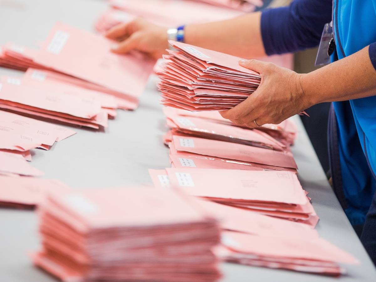 Wahlhelfer sortieren am 14.09.2017 in Köln die roten Wahlbriefe mit den abgegebenen Stimmen für die Bundestagswahl 2017.