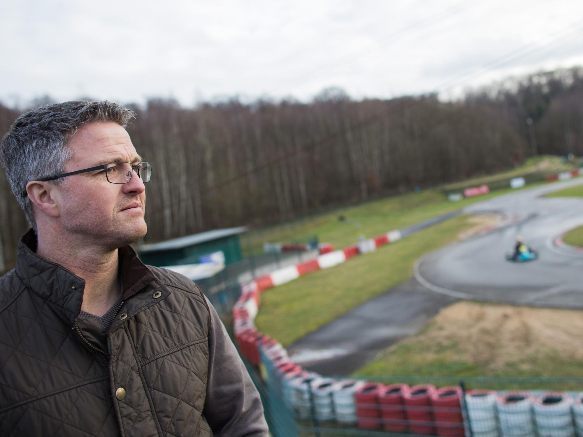 Der ehemalige Formel 1-Rennfahrer Ralf Schumacher steht am 10.1.2018 auf der Kartbahn in Kerpen.