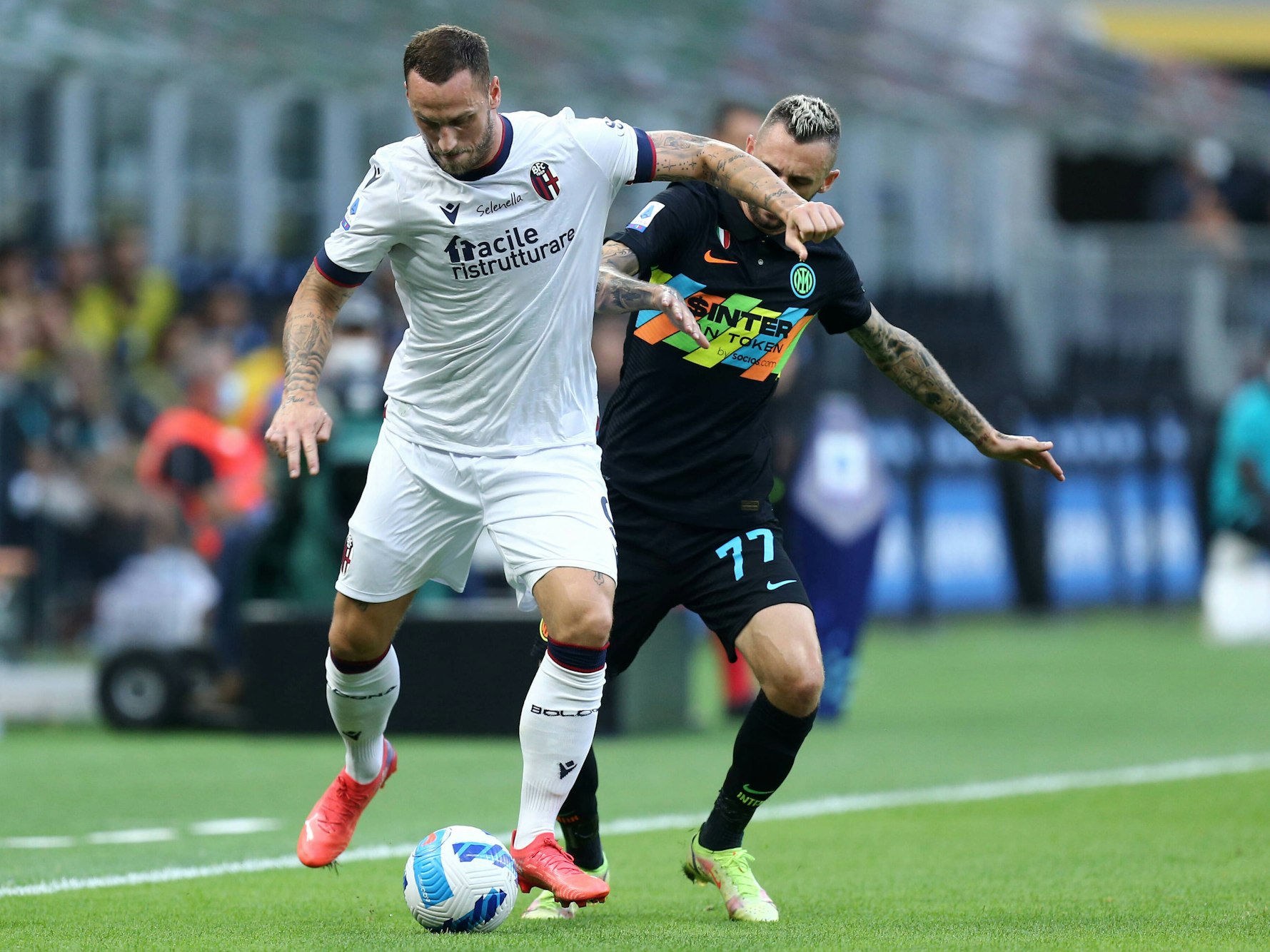 Marko Arnautovic im Zweikampf mit Marcelo Brozovic.