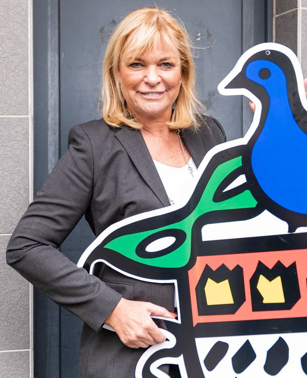 Ursula Brauckmann hält das Wappen der Colombinen in die Kamera.