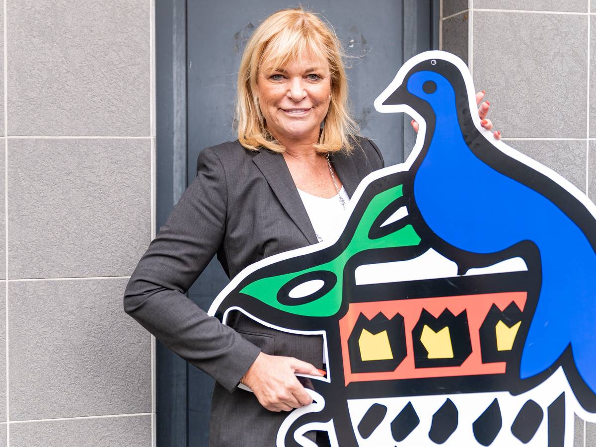 Ursula Brauckmann hält das Wappen der Colombinen in die Kamera.