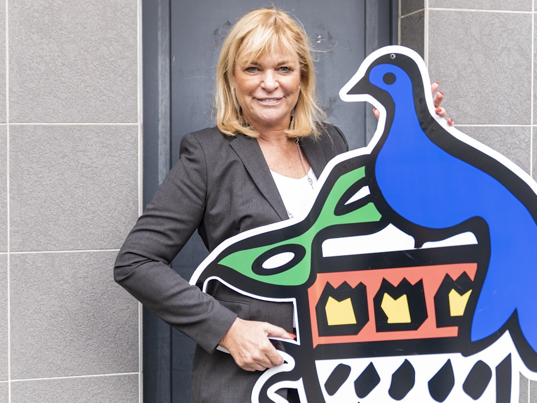 Ursula Brauckmann hält das Wappen der Colombinen in die Kamera.