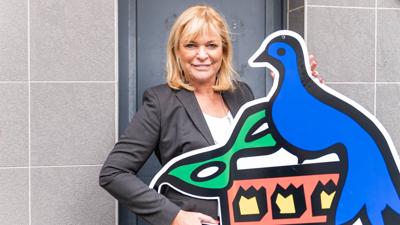 Ursula Brauckmann hält das Wappen der Colombinen in die Kamera.