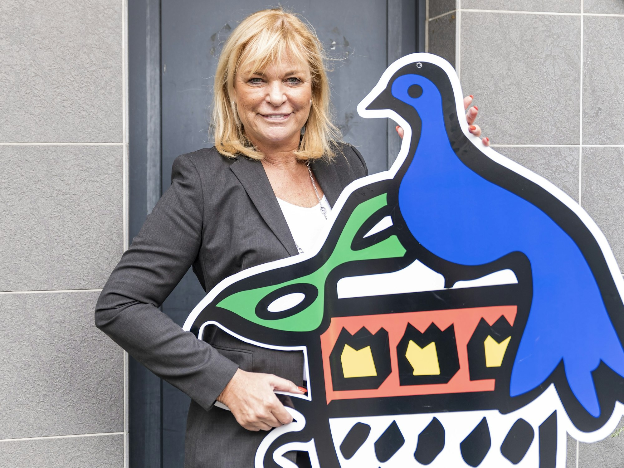 Ursula Brauckmann hält das Wappen der Colombinen in die Kamera.
