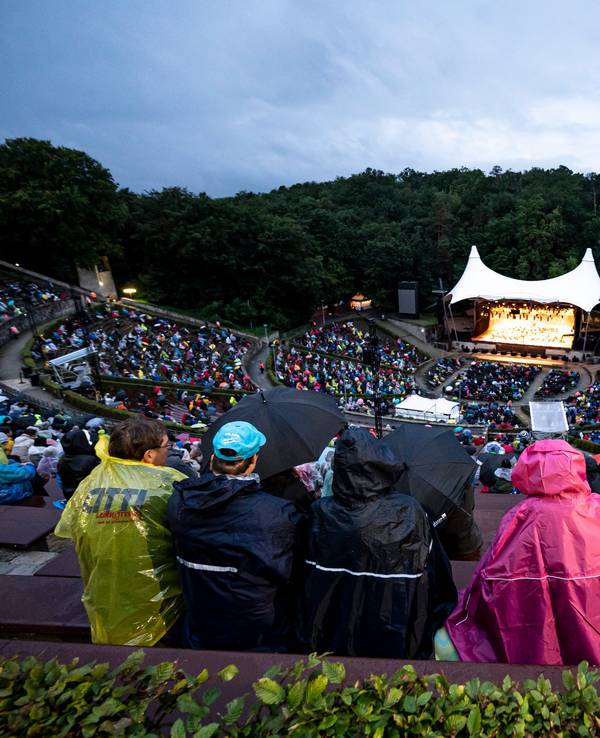 Am Rande der „Schlagernacht des Jahres“ gab es in der Nähe der Waldbühne am Samstag (18. September) ein tragisches Unglück. Auf unserem Archivbild verfolgen Besucher am 26. August ein Konzert in der Waldbühne.