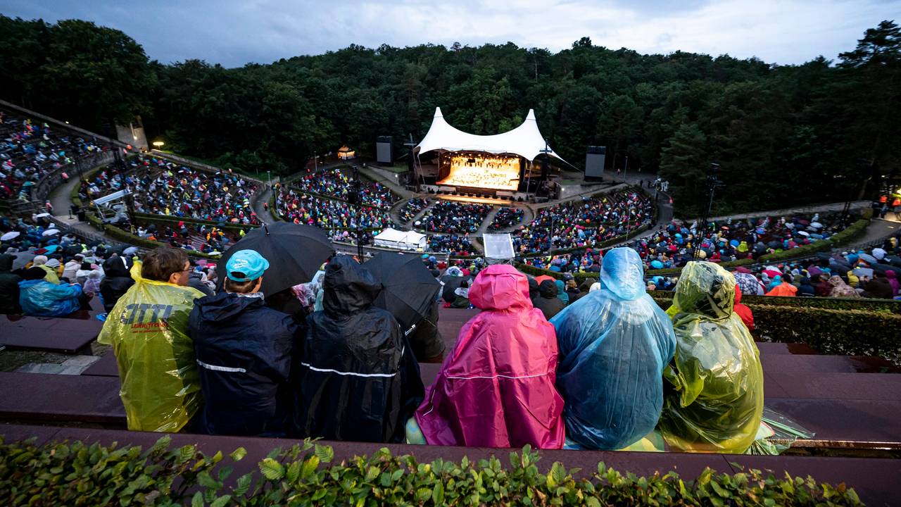 Am Rande der „Schlagernacht des Jahres“ gab es in der Nähe der Waldbühne am Samstag (18. September) ein tragisches Unglück. Auf unserem Archivbild verfolgen Besucher am 26. August ein Konzert in der Waldbühne.
