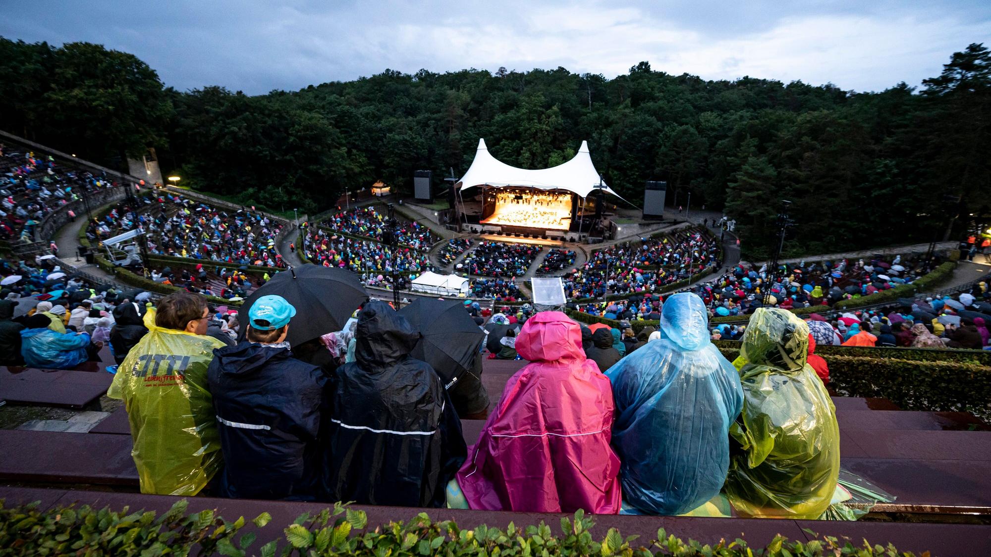 Am Rande der „Schlagernacht des Jahres“ gab es in der Nähe der Waldbühne am Samstag (18. September) ein tragisches Unglück. Auf unserem Archivbild verfolgen Besucher am 26. August ein Konzert in der Waldbühne.