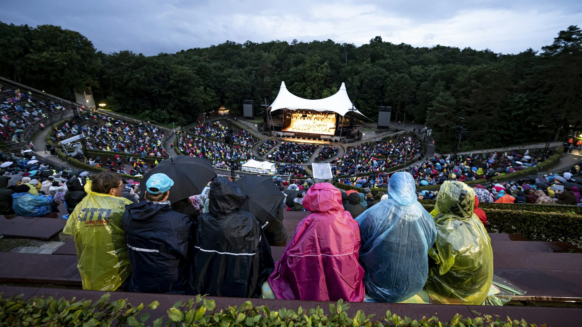 Am Rande der „Schlagernacht des Jahres“ gab es in der Nähe der Waldbühne am Samstag (18. September) ein tragisches Unglück. Auf unserem Archivbild verfolgen Besucher am 26. August ein Konzert in der Waldbühne.