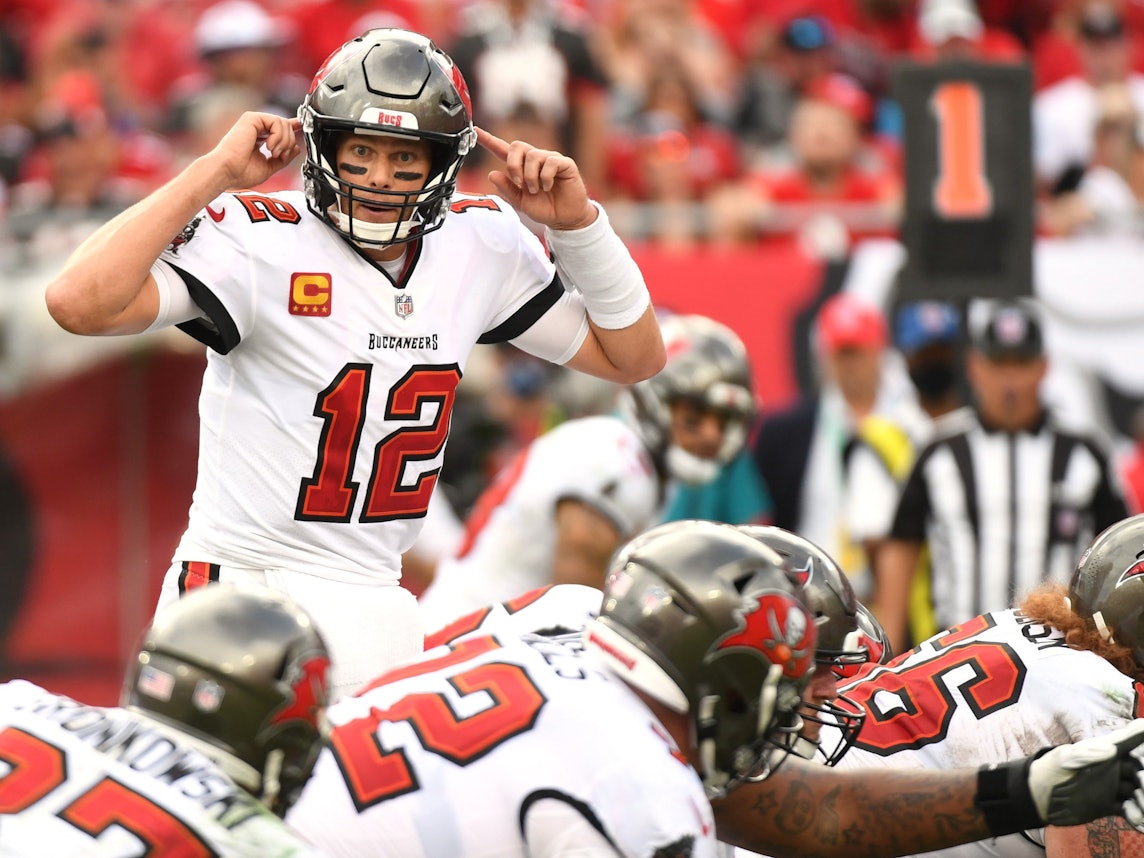 Tom Brady sagt seiner Mannschaft einen Spielzug an.