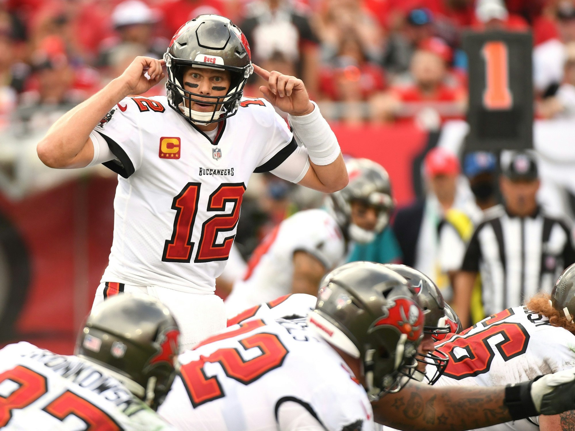 Tom Brady sagt seiner Mannschaft einen Spielzug an.