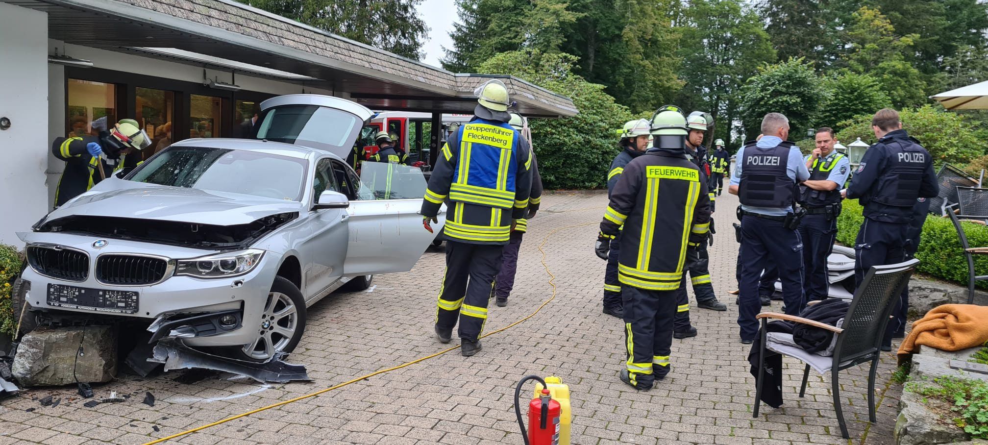 Ein beschädigtes Auto steht am 19. September 2021 an einem Hotel im sauerländischen Schmallenberg. Der Fahrer war in eine Gruppe von Menschen geraten, die auf der Terrasse gesessen hatten.