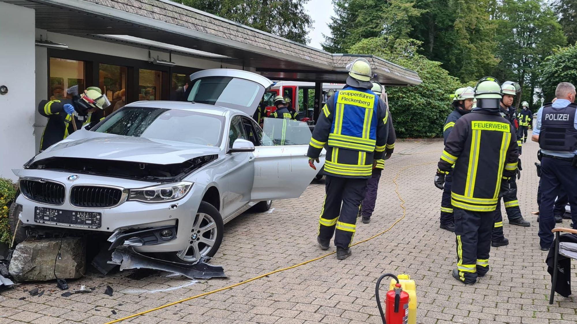 Ein beschädigtes Auto steht am 19. September 2021 an einem Hotel im sauerländischen Schmallenberg. Der Fahrer war in eine Gruppe von Menschen geraten, die auf der Terrasse gesessen hatten.